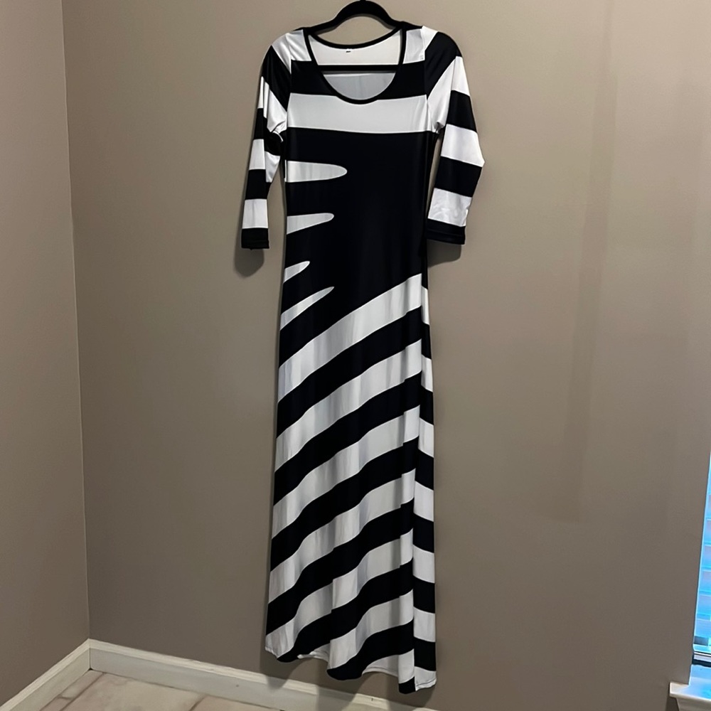 Black / White Medium dress